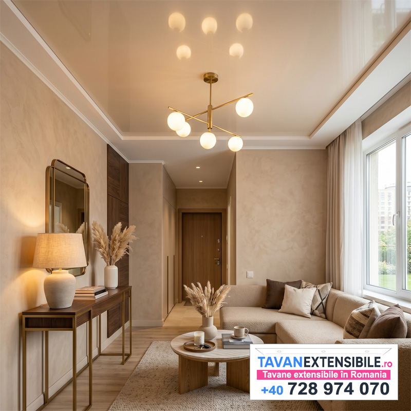 Tavan extensibil satinat în hol — finisaj elegant